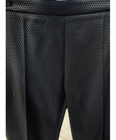 Черные узкие брюки со стрелками из фактурной ткани
