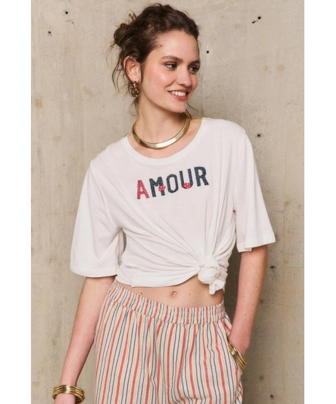 Белая футболка с вышивкой на груди Amour