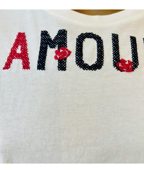 Белая футболка с вышивкой на груди Amour