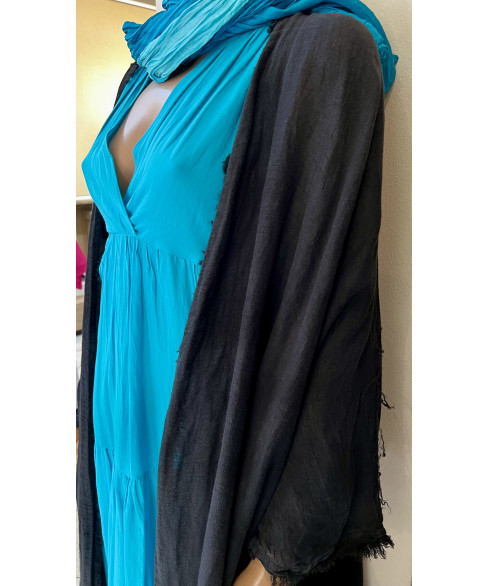 Лёгкий кардиган длины миди свободного кроя из 100% льна.