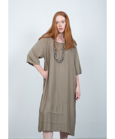 Платье миди свободного кроя с оригинальными складками по всему изделию